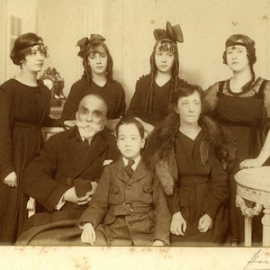 Elzira e Bernardino Machado com os filhos, da esquerda para a direita: Jerónima, Sofia, Narciso Luís (sentado no meio de seus pais), Joana e Elzira.