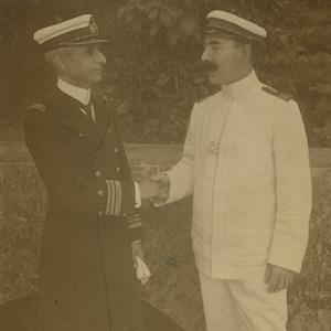Como comandante do navio «Adamastor», o capitão-de-fragata João do Canto e Castro, à esquerda, cumprimenta um oficial da Armada brasileira, por ocasião da passagem do cruzador pelo Brasil.