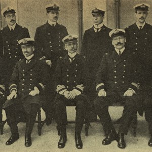 O capitão-de-fragata João do Canto e Castro, sentado, ao centro, quando comandou a Escola de Alunos de Marinheiros do Norte.