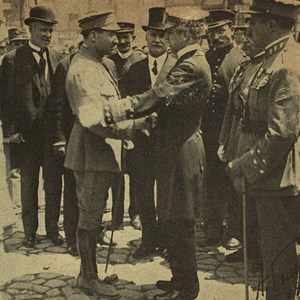 O Presidente da República João do Canto e Castro, à direita, saúda os soldados portugueses chegados do teatro de guerra, na Flandres; acompanha-o Alfredo de Sá Cardoso, presidente do Ministério.