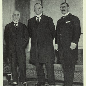 Comemoração do 10.º aniversário da República Portuguesa; Manuel Teixeira Gomes, à esquerda, com o ministro dos Negócios Estrangeiros João de Melo Barreto, à direita, e o seu homólogo britânico, Lord Curzon, ao centro.