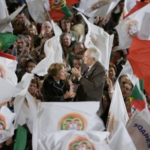 Mário Soares e Maria Barroso, ao centro, durante um comício da campanha eleitoral para a Presidência da República. Após 10 anos do fim do segundo mandato, Mário Soares apresentou-se de novo como candidato às presidenciais, mas não foi eleito.