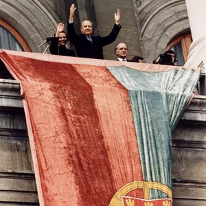 Mário Soares, à direita, e Maria Barroso, à esquerda, na varanda da Assembleia da República (Palácio de São Bento), agradecendo as aclamações da multidão, depois da cerimónia da tomada de posse como Presidente da República.