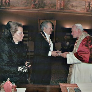 Visita oficial ao Vaticano. Troca de presentes entre o Presidente da República Mário Soares, ao centro, e Maria Barroso, à esquerda, e o Papa João Paulo II, à direita.