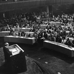 O Presidente da República Francisco da Costa Gomes discursando na Assembleia-Geral das Nações Unidas, por ocasião da visita oficial aos Estados Unidos da América. Foi o primeiro Chefe do Estado português a discursar nesta Assembleia Geral.
