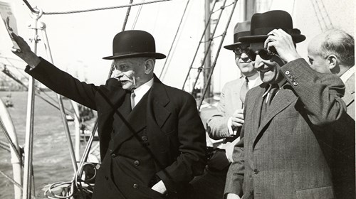 O Presidente da República Óscar Carmona, num gesto de saudação, ao lado do presidente do Conselho de Ministros Oliveira Salazar, à direita, a bordo do navio «D. Fernando».