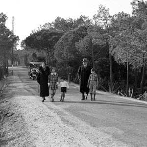 O Presidente da República Óscar Carmona, passeando com a mulher, Maria do Carmo Carmona, e os netos, na estrada do Guincho, em Cascais.