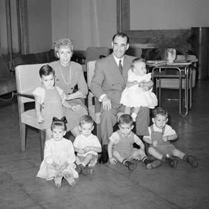 Berta e Francisco Craveiro Lopes com alguns dos seus netos no Palácio da Cidadela, logo após a tomada de posse. Aqui viveram no primeiro ano do mandato, 1951-1952, enquanto o Palácio de Belém era alvo de grande obras de renovação.