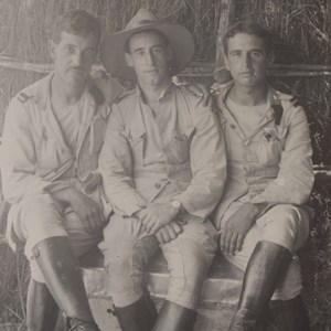 Os alferes de Cavalaria: Francisco Craveiro Lopes, ao centro, Duarte Ferreira, à esquerda, e Benard Guedes, à direita, no acampamento de Mocimboa da Praia, com vista à defesa de Moçambique face à ameaça das tropas alemãs, no contexto da Grande Guerra.