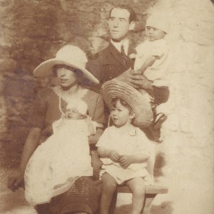 O casal Craveiro Lopes com três dos seus quatro filhos: em pé, João Carlos; ao colo do pai e da mãe, Nuno e Maria João, respetivamente.