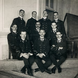 O curso de oficiais de Marinha da Escola Naval de Américo Tomás, sentado na segunda fila, à direita.