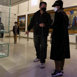Visitantes exploram a exposição permanente do Museu.