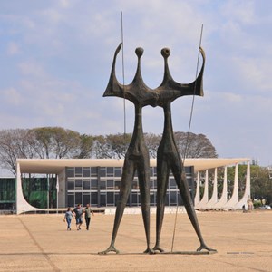 «Os Guerreiros» ou «Os Candangos», escultura em bronze, da autoria de Bruno Giorgi (1959).