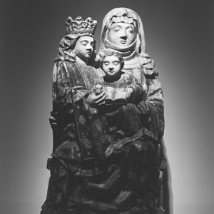 Escultura «Santas Mães», evocando Santa Ana, mãe da Virgem, e esta com o Menino Jesus ao colo, segurando o Livro aberto, síntese imagética de Jesus como palavra incarnada.