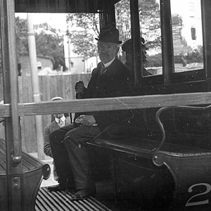 O presidente do Governo Provisório Teófilo Braga dirigindo-se, de elétrico, para o seu gabinete de trabalho. O Governo Provisório foi criado após a instauração da República.