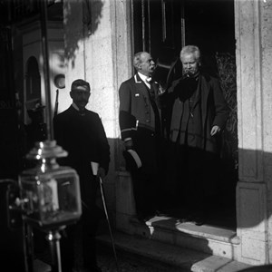 O Presidente da República Teófilo Braga à saída do Palácio de Belém.