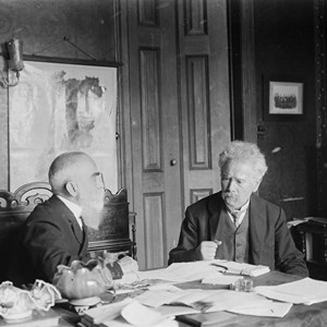 O presidente do Governo Provisório Teófilo Braga, acompanhado pelo ministro dos Negócios Estrangeiros Bernardino Machado, à esquerda. O governo Provisório foi constituído após a instauração da República.