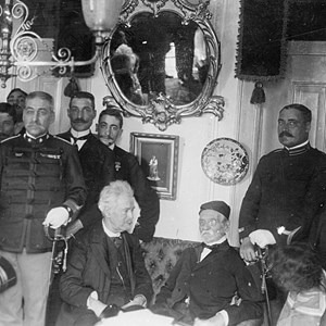 O presidente do Governo Provisório Teófilo Braga em casa do republicano José de Sousa Larcher, por ocasião da homenagem organizada pelo Centro Democrático da Lapa. Sousa Larcher viria a falecer em 1913.