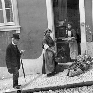 O presidente do Governo Provisório Teófilo Braga a chegar a casa de Bernardino Machado, ministro dos Negócios Estrangeiros.