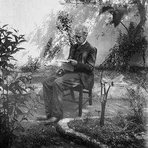 O presidente do Governo Provisório Teófilo Braga no jardim de sua casa, situada na travessa de Santa Gertrudes, à Estrela, atual rua Dr. Teófilo Braga.