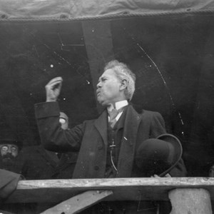 Teófilo Braga discursando num comício republicano, ao lado de Alexandre Braga, à esquerda.