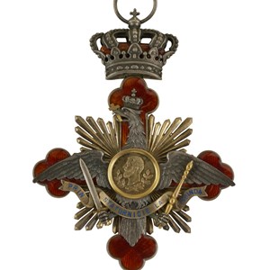 Grã-cruz da Ordem de Carol I da Roménia (pendente da banda), atribuída ao Presidente da República António José de Almeida; peça do início do séc. XX, em prata e esmalte.