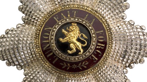 Grã-cruz da Ordem de Leopoldo II da Bélgica (placa), atribuída ao Presidente da República João do Canto e Castro; peça do séc. XX em prata, ouro e esmalte.