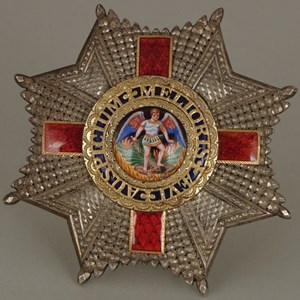 Grã-cruz da Ordem de São Miguel e São Jorge (placa), atribuída ao Presidente da República Gomes da Costa, peça do início do séc. XX, em prata, ouro e esmalte.