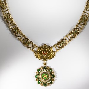 Grande colar da Ordem de Wissam al-Mohammadi (Marrocos), atribuído ao Presidente da República Jorge Sampaio, em 1998, peça em ouro, diamantes, esmeraldas, rubis e esmaltes.