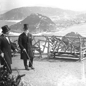 O Presidente da República Bernardino Machado e o alcaide de San Sebastián, Gabriel María de Laffitte, de visita ao Monte Igueldo, no âmbito da viagem presidencial aos combatentes portugueses na Grande Guerra. O périplo realizado procurou afirmar o novo regime republicano junto dos países europeus, nomeadamente: a Espanha, a França, a Bélgica e a Grã-Bretanha, onde Bernardino Machado foi recebido por Afonso XIII, Henri Poincaré, Alberto I e Jorge V, respetivamente.