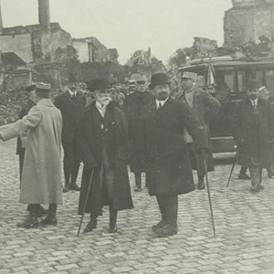 O Presidente da República Bernardino Machado e o chefe do Governo, Afonso Costa, em primeiro plano, durante a visita à cidade francesa de Chauny.
