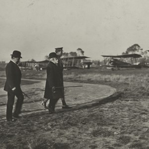 O Presidente da República Bernardino Machado e o Rei Alberto I dos Belgas visitam um campo de aviação franco-belga. Atrás seguem: o chefe do Governo Afonso Costa e o ministro dos Negócios Estrangeiros Augusto Soares.