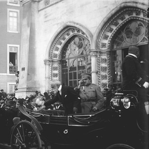 À chegada, na estação do Rossio, o Presidente da República Bernardino Machado entra no landau que o conduzirá ao Palácio de Belém, acompanhado pelo ministro da Guerra, general Norton de Matos.