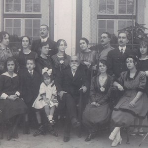 O Presidente da República Bernardino Machado com a família: Elzira Dantas Machado, sua mulher, filhos e netos, no Jardim da Cascata.