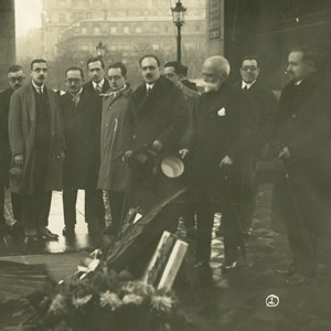 Bernardino Machado com exilados republicanos, numa homenagem aos combatentes da I Guerra Mundial, realizada em Paris, no Arco do Triunfo. Reconhecem-se, da direita para a esquerda: Afonso Costa, o primeiro; António Lago Cerqueira, o quinto, de cartola na mão, ao lado de Bernardino Machado; José Domingues dos Santos, o oitavo; António Sérgio, o décimo quinto (o penúltimo a contar da esquerda).