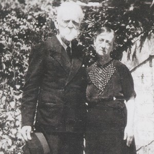 Elzira e Bernardino Machado, na quinta de Mantelães. O palacete desta propriedade foi construído por Miguel Dantas Gonçalves Pereira, pai de Elzira Machado.