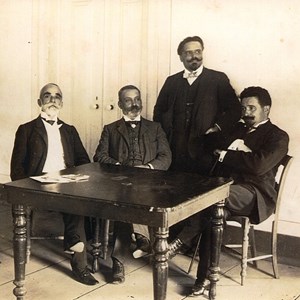 A primeira reunião do diretório do Partido Republicano Português. Da esquerda para a direita: António Luís Gomes, Bernardino Machado, Celestino de Almeida, António José de Almeida e Afonso Costa.