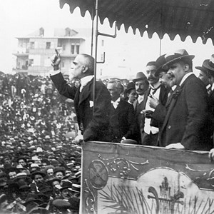 Bernardino Machado discursando num comício republicano, quando a questão dos adiantamentos à Casa Real era tema de grande crítica. No final da Monarquia, as despesas da família real que ultrapassavam a dotação orçamental eram cobertas com adiantamentos concedidos pelos sucessivos governos.