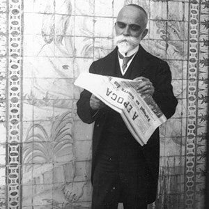 O Presidente da República Bernardino Machado lê o jornal «A Epoca», na varanda do Palácio. Fotografia tirada durante o seu primeiro mandato, iniciado em 1915 e terminado em 1917, com o golpe de Sidónio Pais.