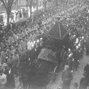 Funeral de Manuel de Arriaga. Os alunos da Escola de Guerra asseguram a guarda de honra ao féretro do antigo Presidente, junto à sua casa, na rua de São Francisco de Paula, atual rua Presidente Arriaga.