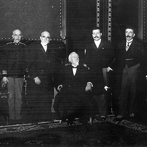 O Presidente da República Manuel de Arriaga, sentado, ao centro, com membros do Governo presidido por Bernardino Machado, à direita do Presidente, na atual Sala Império do Palácio de Belém. Nesta época, conservava, ainda, parte da decoração da Sala do Bilhar do tempo de D. Carlos.