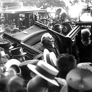 Manuel de Arriaga, recém-eleito Presidente da República, saindo do Palácio de São Bento, a caminho do Palácio de Belém, para uma receção aos membros do Governo e deputados.
