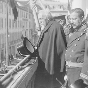 O Presidente da República Manuel de Arriaga assistindo a um cortejo das festas da cidade de Lisboa, na varanda dos Paços do Concelho.