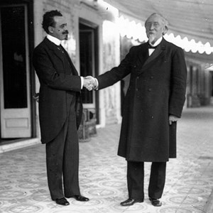 O Presidente da República Manuel de Arriaga cumprimentando o antigo Chefe do Estado brasileiro, Nilo Peçanha, na varanda do Palácio de Belém.