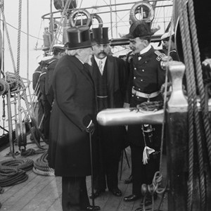 O Presidente da República Manuel de Arriaga em visita ao navio da armada brasileira «Benjamim Constant».
