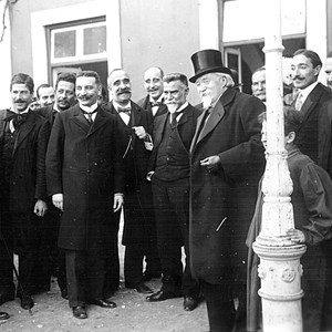 O Presidente da República Manuel de Arriaga em visita à Escola-Oficina n.º 1 da Graça. A Escola foi criada em 1905, com princípios pedagógicos modernos, assentes na aprendizagem teórica e prática, no estímulo e na capacitação do aluno, em detrimento do ensino tradicional, livresco e punitivo. Foi dirigida por republicanos, anarquistas e maçons.
