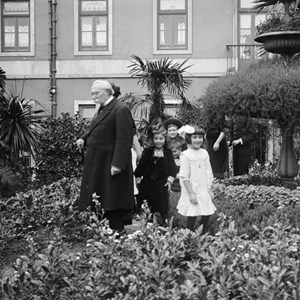 O Presidente da República Manuel de Arriaga, acompanhado pelos netos, nos jardins do palácio do Manteigueiro, onde passou a residir, após a sua nomeação. Esteve nesta casa pouco tempo, pois em 1912 foi autorizado a mudar-se para o Palácio de Belém.