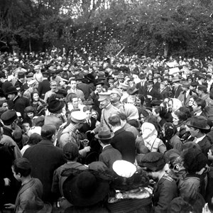 Festa das Crianças no Jardim Zoológico, organizada pela obra de Assistência 5 de Dezembro, fundada pelo Presidente da República Sidónio Pais. O Chefe do Estado, acompanhado por membros do Governo, é recebido pela população entusiasmada.