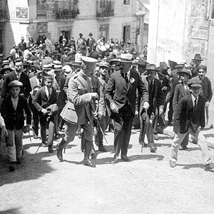 O Presidente da República Sidónio Pais nas ruas de Lisboa, em visita a obras de assistência social.