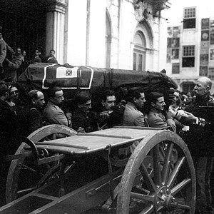 Cerimónias fúnebres do Presidente da República Sidónio Pais; o caixão, carregado em ombros, sai dos Paços do Concelho de Lisboa.